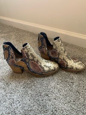 Blondo Women's Snake-Print Cutout Ankle Boot in Multi-Tone SZ 8M